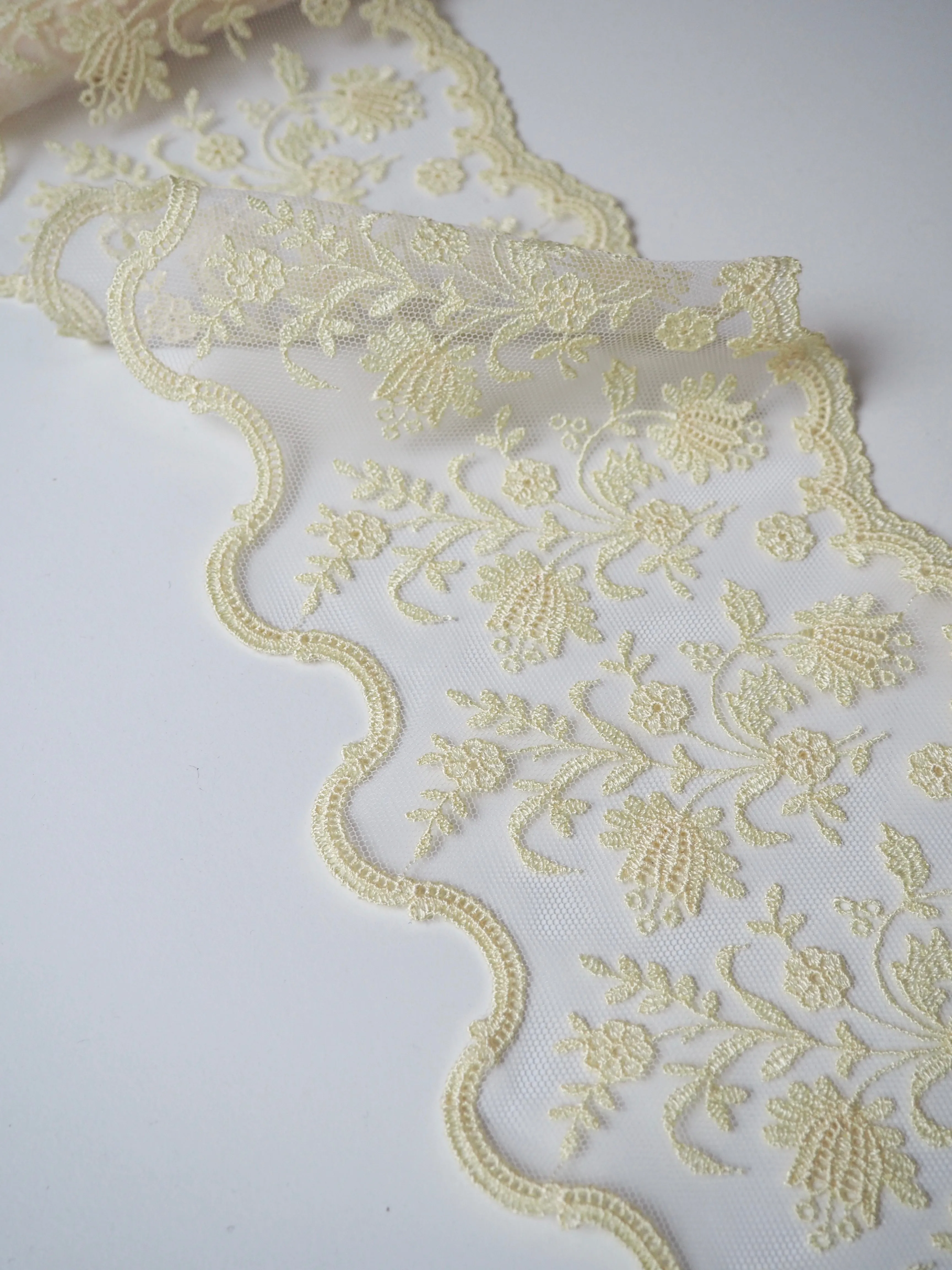 Aphrodite Yellow Lace Trim 13cm